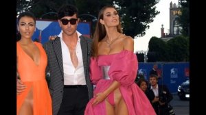 Модели появились в откровенных платьях без белья на фестивале в Венеции на красной дорожке.