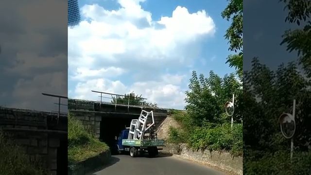 Грузовик с оконными рамами не поместился под «музыкальным» мостом Ставрополя смотреть онлайн