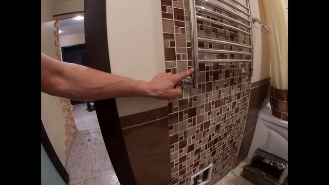 Установка полотенцесушителя в ванной в которой был плохой полипропилен [смотрите предыдущие видео]. смотреть онлайн