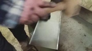 Как делать уголки на корпуса из оцинковки.