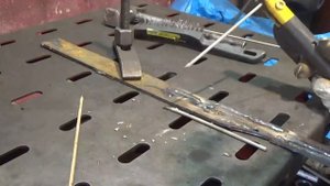 Учимся зажигать электроды вместе со сварщиком!???