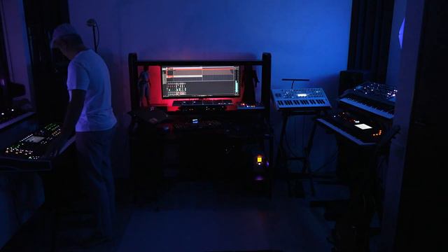 DREAMING ANDROID (a Blade Runner mood) - Waldorf Quantum, PolyBrute, Virus TI2, Montage, DeepMind