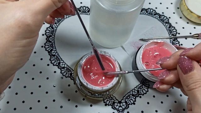 Очень пигментированный гель замешиваю с прозрачным гелем