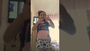 Девочка поёт песню про школу