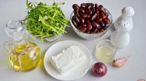 Салат из фасоли с творогом и рукколой