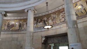 Два эскалатора для выхода в город со станции метро Киевская Кольцевой линии через наземный вестибюл