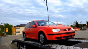 Pożegnanie Volkswagena Golfa IV - transport na lawecie do Prywatnego Muzeum VW w Pępowie.