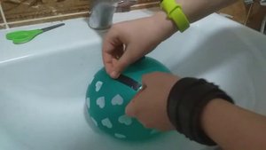 Опыт с надувным шариком с водой|Бесконечная струя