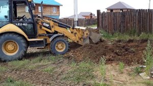 CAT 428f Захват грунта передним ковшом с "челюстями"