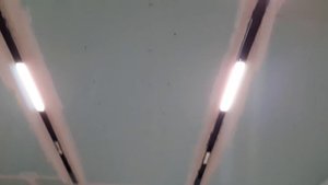 Потолок из ГКЛ с встроенными трековыми светильниками.mp4