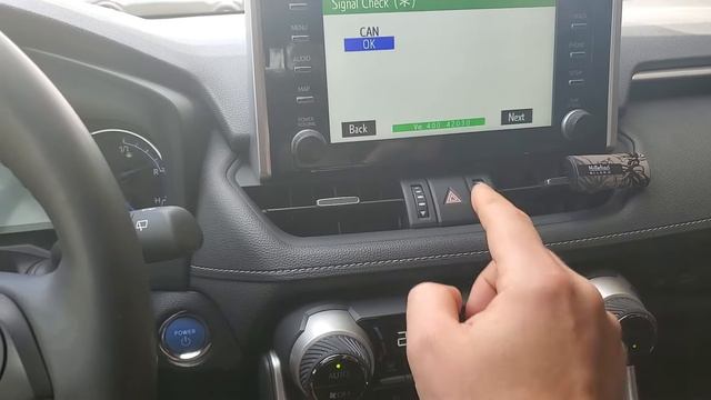 Активация динамических линий траектории движения задним ходом на Toyota RAV4. смотреть онлайн