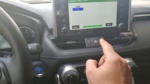 Активация динамических линий траектории движения задним ходом на Toyota RAV4.