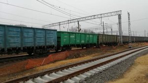 Электровоз ВЛ11.8-657 с грузовым поездом и приветливой бригадой на перегоне Мытищи-Подлипки дачные.