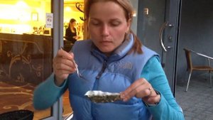 Ира ест устрицы!