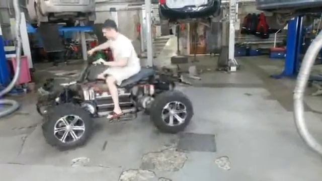 Электроквадроцикл. Разворот на месте!