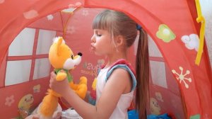 Вика и Ника и игра в съедобное и настоящее