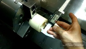 Расточка отверстия в капролоне под подшипник.