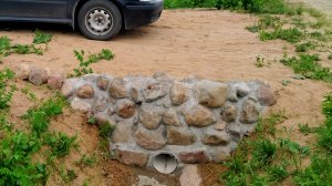 Завоз песка и укрепление канавы камнем.