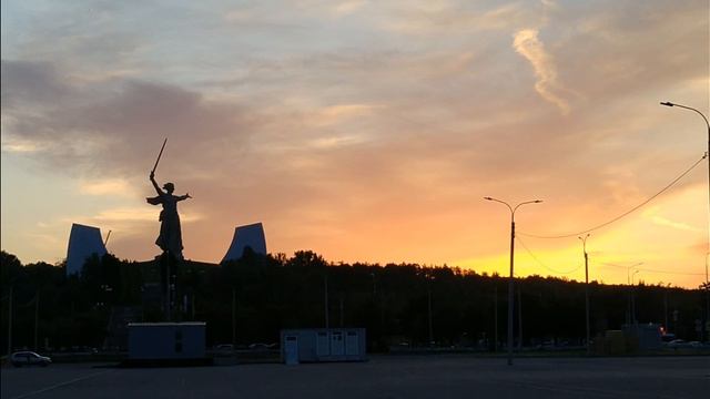 Красивое небо над Мамаевым курганом