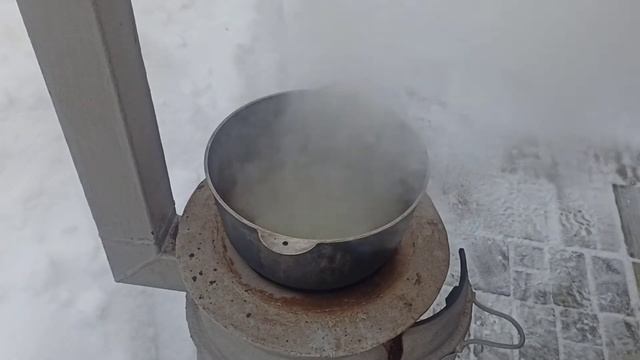 А Вы Готовили Так Пельмени? Сытные Пельмешки В Казане На Костре. ЧЕБУПЕЛИ стоят в сторонке... смотреть онлайн