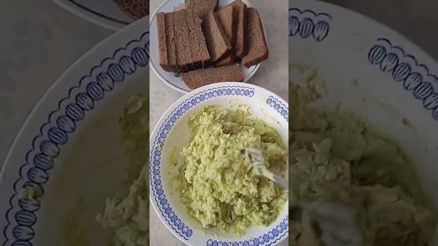 Салат из авокадо и редьки Вкусно.