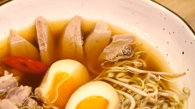 Меня кормят лучшей уткой по-пекински. В гостях у Михаила Даринова. Заведение Duck it в Москва-Сити смотреть онлайн