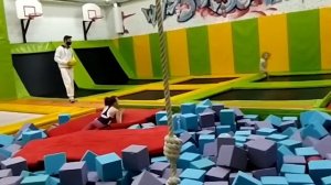 Аня и Маша в батутном центре|Прыжки на батутах|детский выходной|Trampoline|Kids jumping|JoyJump#Дет