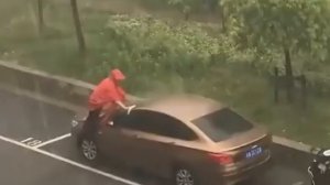 ЧУВАК ВО ВРЕМЯ ДОЖДЯ РЕШИЛ ПОМЫТЬ МАШИНУ ХОХМА