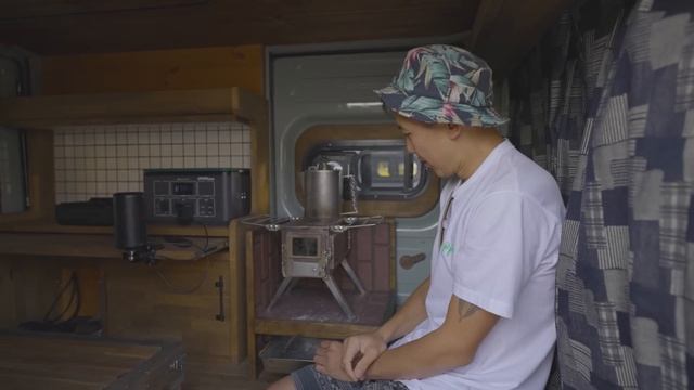 軽バンや軽トラを超ユニークなキャンピングカーに製作してる職人を訪れてみたら今まで見た事ない色んな車中泊仕様車を見せてくれた смотреть онлайн