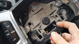 ? How to Remove the Airbag and Steering Wheel on the Ford Mondeo Mk4 to mount cruise control