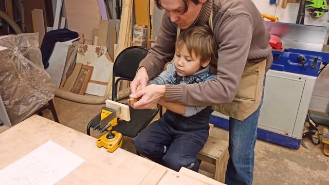 У папы в мастерской. Делаем Буратино смотреть онлайн