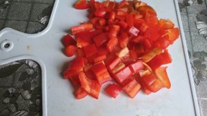 Салат с копченой колбасой, перцем и помидорами