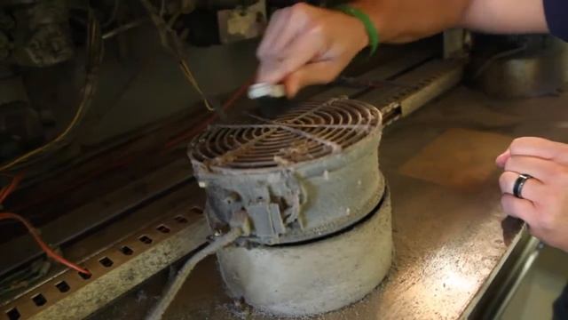 How to clean your cooling fan on a conveyor pizza oven tutorial Windy City Equipment Repair смотреть онлайн