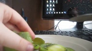 Как быстро почистить Киви???