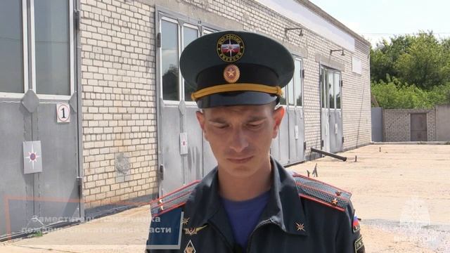На вооружении огнеборцев - бронированная гусеничная пожарная машина
