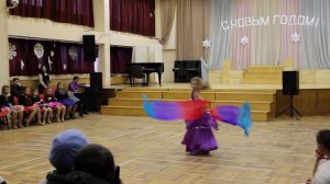 Выступление на детском Новогоднем празднике. Танец с веерами-вейлами.