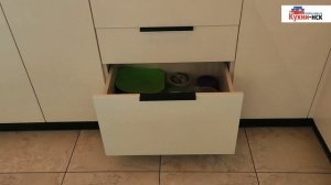 Современная кухня с раковиной под окном в частном доме дизайн 2023