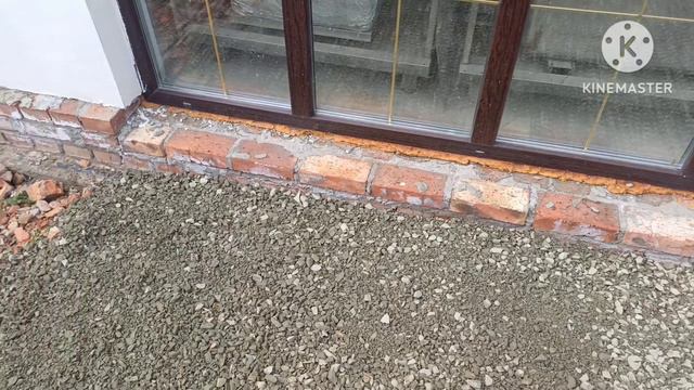 Отсыпаем дорожки щебнем. Брат помогает. Грязи стало меньше!!! смотреть онлайн