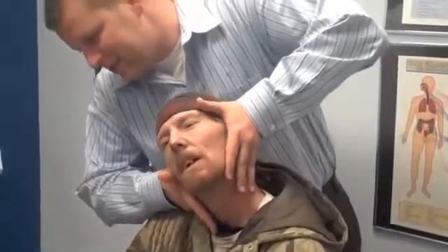 Американский Врач вправляет шею мужику! смотреть онлайн