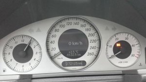 Мерседес benz w211 КАК ПРОВЕРИТЬ НАПРЯЖЕНИЕ  БОРТОВОЙ СЕТИ HOW TO CHECK MB E-CLASS VOLTAGE?Mercedes