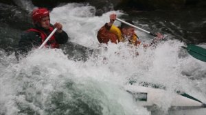 Река Мана . Прохождение порога . Сплав на катамаране . Водный туризм .