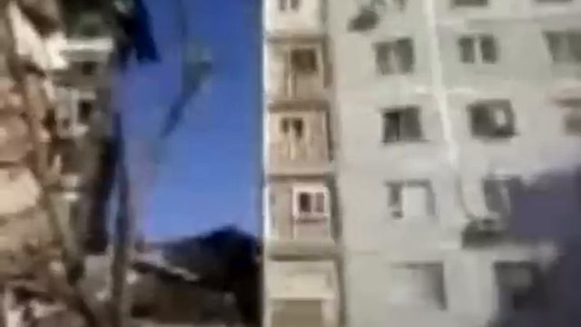 Обрушение дома в Астрахане комментарии очевидцев.mp4 смотреть онлайн