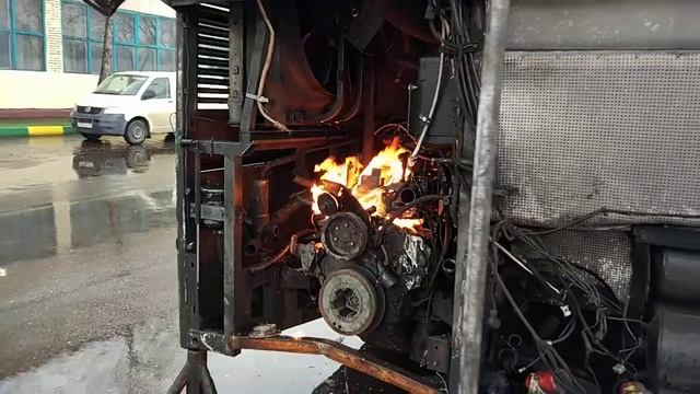 Горит автобус. Испытания Мострансавто. Тушение системой "Водолей-3Н".