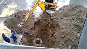 Раскопки колодца экскаватором