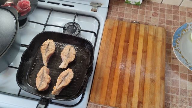 Как Пожарить Форель На Сковороде. Румяный стейк из свежей Форели. смотреть онлайн