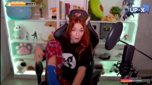 Юмилия позирует