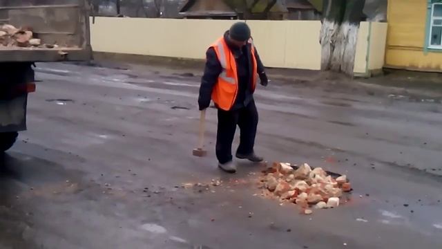 Ремонт в Сураже, за который мы все платим налоги и акцизы с топлива. смотреть онлайн