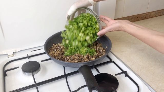 ПИРОЖКИ ИЗ БЫСТРОГО ТЕСТА НА КЕФИРЕ С НАЧИНКОЙ ИЗ ЯИЦ, ГРИБОВ И ЗЕЛЁНОГО ЛУКА смотреть онлайн