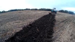 Вспашка земли/ Полтава/ Настройка плуга/ Т-150