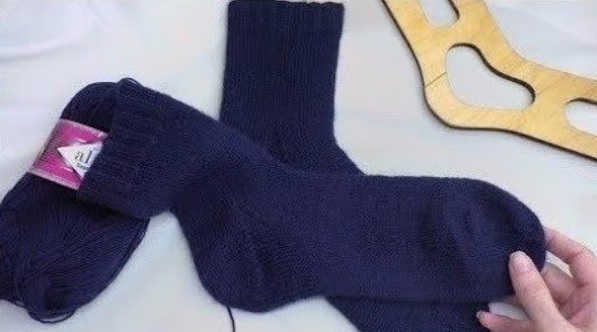 И носки связала и варежки...все успела! Неожиданный подарок! Впервые вяжу из бобинного мериноса. смотреть онлайн